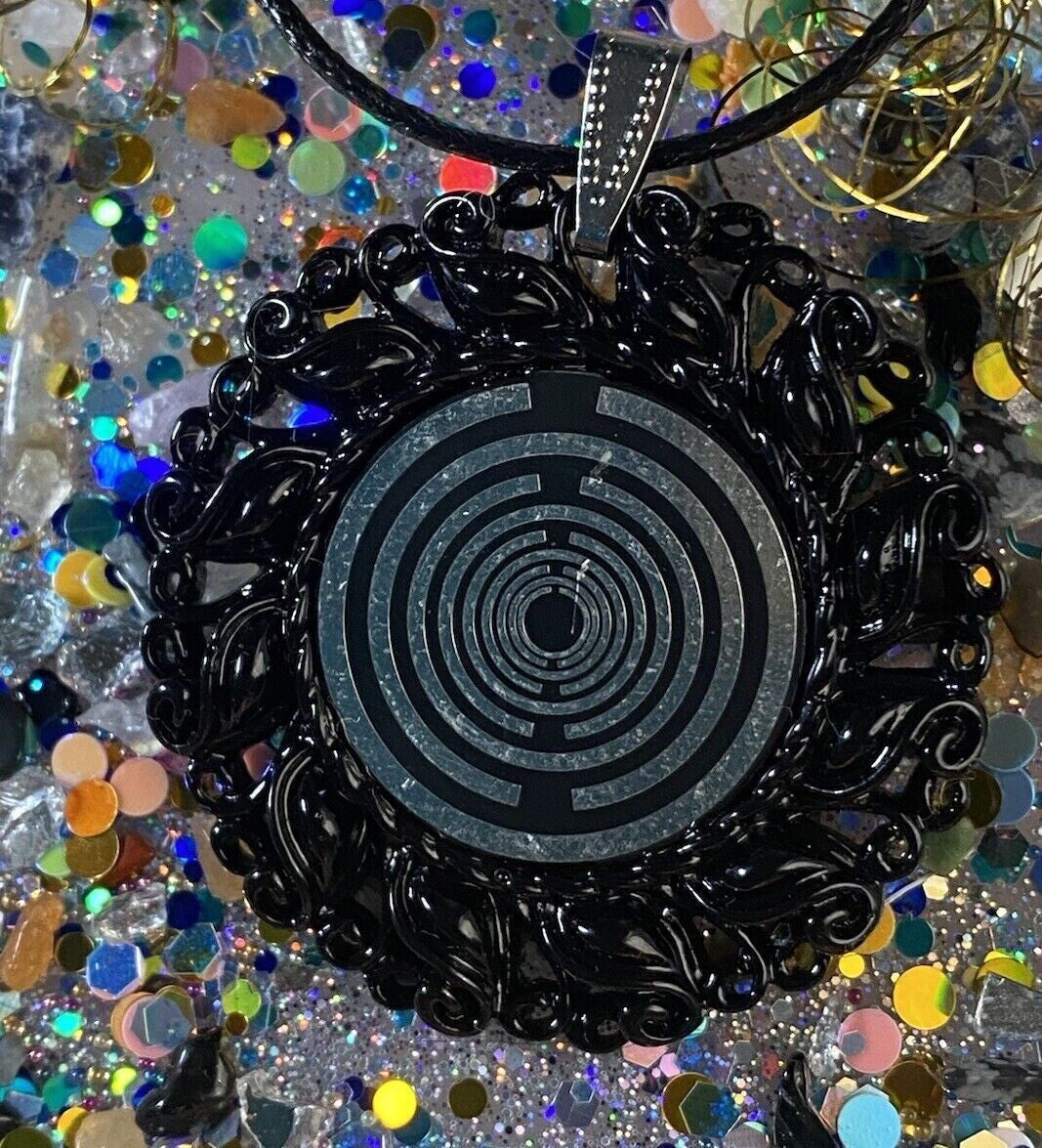 Amulett – Resin Harz Art, Lakhovsky MWO, Disc in schwarz 25 mm, zinnlegiert, kupferunterlegt – Produktansicht 1