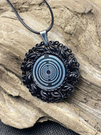 Amulett – Resin Harz Art, Lakhovsky MWO, Disc in schwarz 25 mm, zinnlegiert, kupferunterlegt – Produktansicht 1