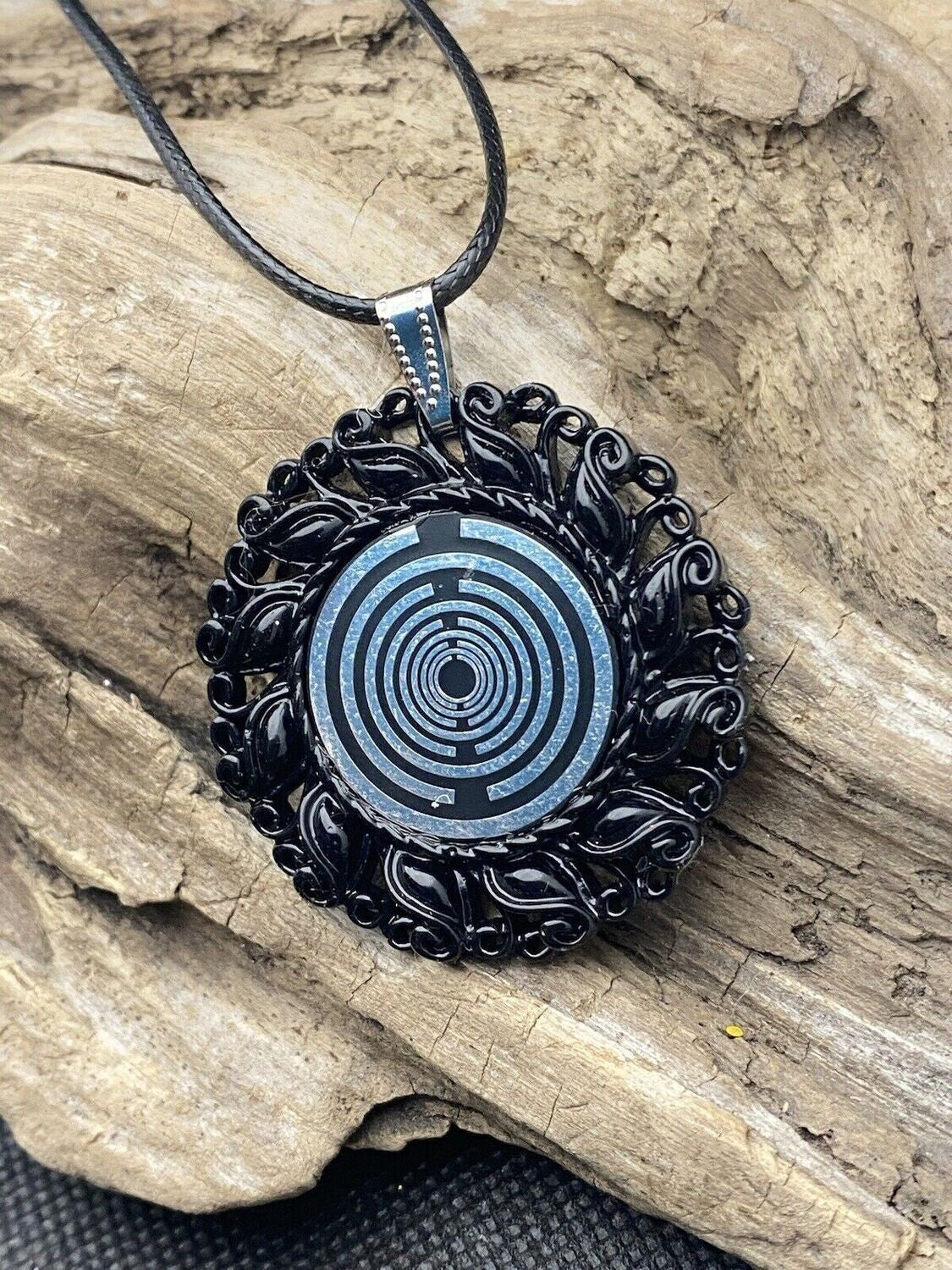 Amulett – Resin Harz Art, Lakhovsky MWO, Disc in schwarz 25 mm, zinnlegiert, kupferunterlegt – Produktansicht 1