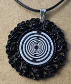 Amulett – Resin Harz Art, Lakhovsky MWO, Disc in schwarz 25 mm, zinnlegiert, kupferunterlegt – Produktansicht 1