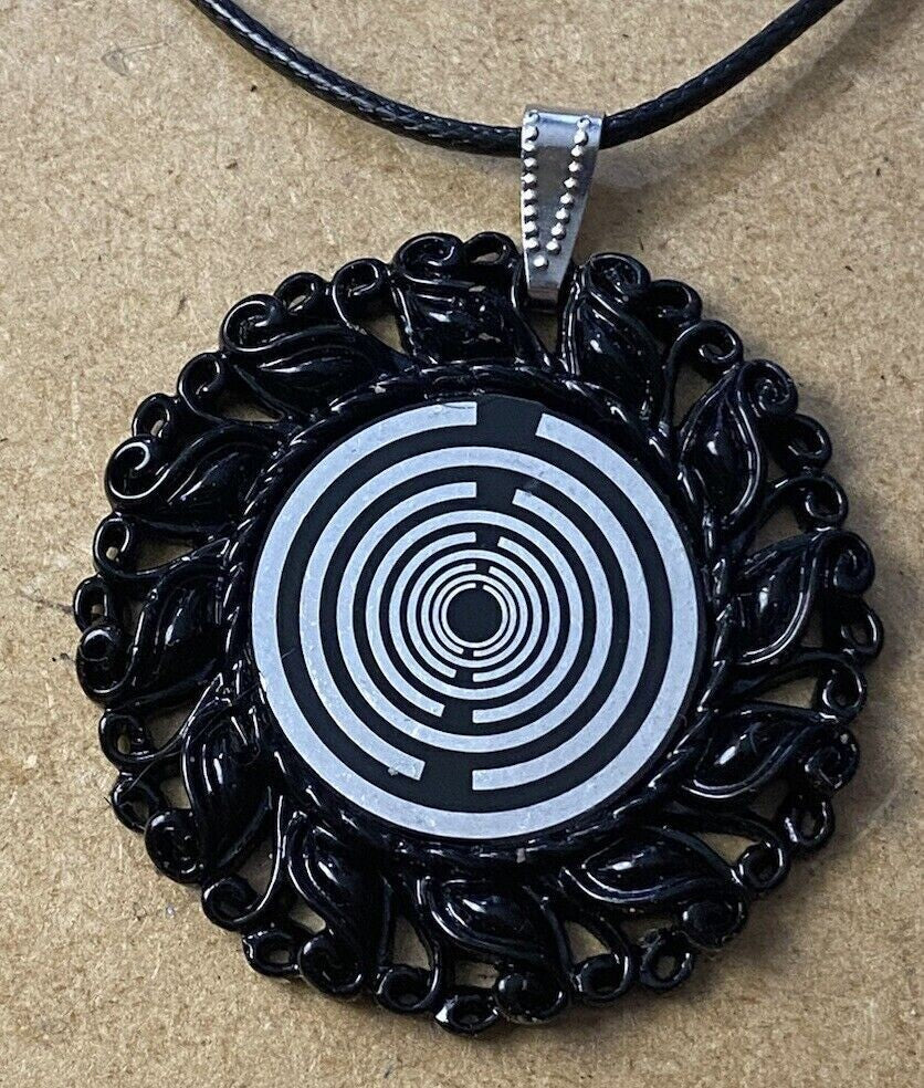 Amulett – Resin Harz Art, Lakhovsky MWO, Disc in schwarz 25 mm, zinnlegiert, kupferunterlegt – Produktansicht 1