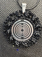 Amulett – Resin Harz Art, Lakhovsky MWO, Disc in schwarz 25 mm, zinnlegiert, kupferunterlegt – Produktansicht 1