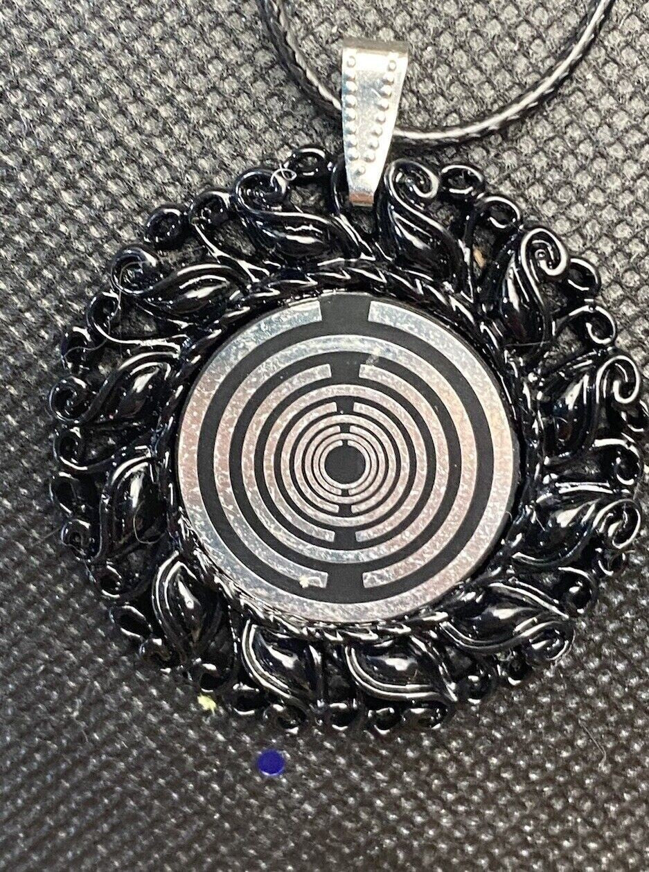 Amulett – Resin Harz Art, Lakhovsky MWO, Disc in schwarz 25 mm, zinnlegiert, kupferunterlegt – Produktansicht 1