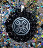Amulett – Resin Harz Art, Lakhovsky MWO, Disc in schwarz 25 mm, zinnlegiert, kupferunterlegt – Produktansicht 1