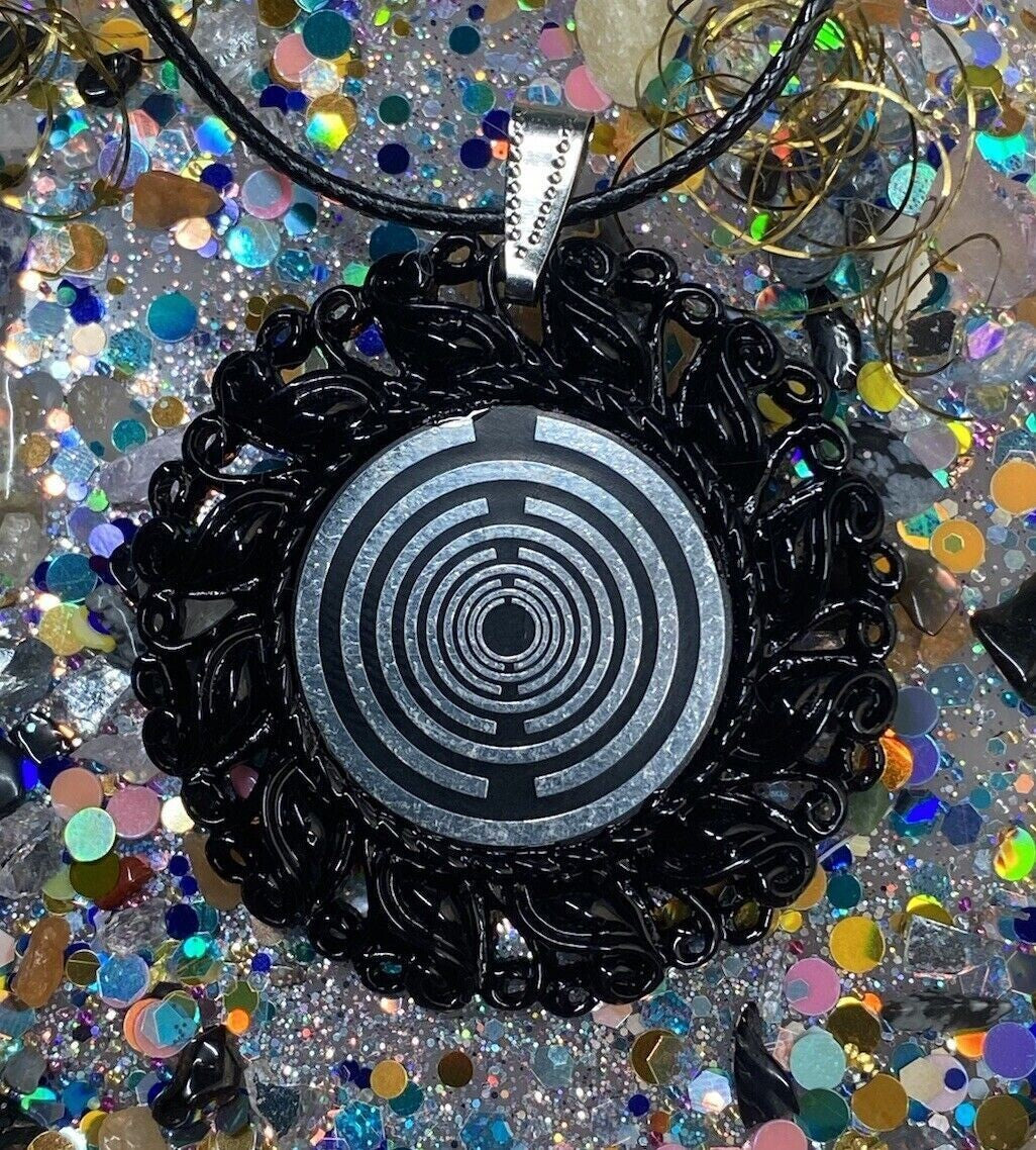 Amulett – Resin Harz Art, Lakhovsky MWO, Disc in schwarz 25 mm, zinnlegiert, kupferunterlegt – Produktansicht 1