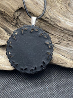 Amulett – Resin Harz Art, Lakhovsky MWO, Disc in schwarz 25 mm, zinnlegiert, kupferunterlegt – Produktansicht 1