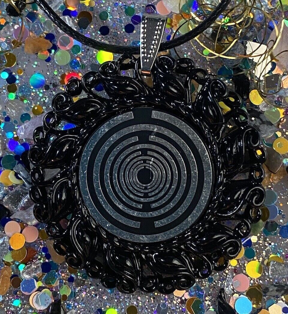 Amulett – Resin Harz Art, Lakhovsky MWO, Disc in schwarz 25 mm, zinnlegiert, kupferunterlegt – Produktansicht 1