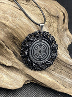 Amulett – Resin Harz Art, Lakhovsky MWO, Disc in schwarz 25 mm, zinnlegiert, kupferunterlegt – Produktansicht 1