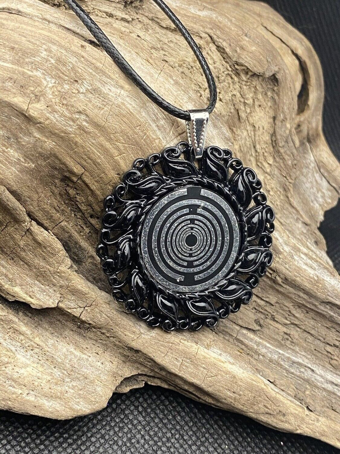 Amulett – Resin Harz Art, Lakhovsky MWO, Disc in schwarz 25 mm, zinnlegiert, kupferunterlegt – Produktansicht 1