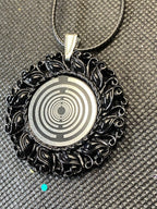 Amulett – Resin Harz Art, Lakhovsky MWO, Disc in schwarz 25 mm, zinnlegiert, kupferunterlegt – Produktansicht 1
