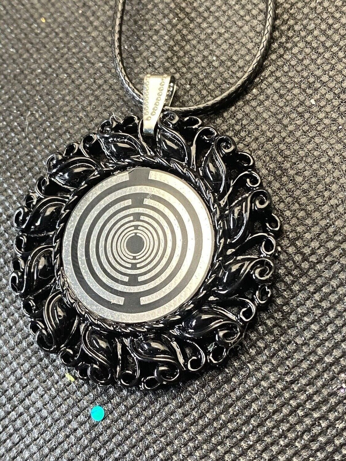 Amulett – Resin Harz Art, Lakhovsky MWO, Disc in schwarz 25 mm, zinnlegiert, kupferunterlegt – Produktansicht 1