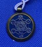 Amulett – bronzefarben, Metatron, Disc in blau 25 mm, zinnlegiert, kupferunterlegt – Produktansicht 1