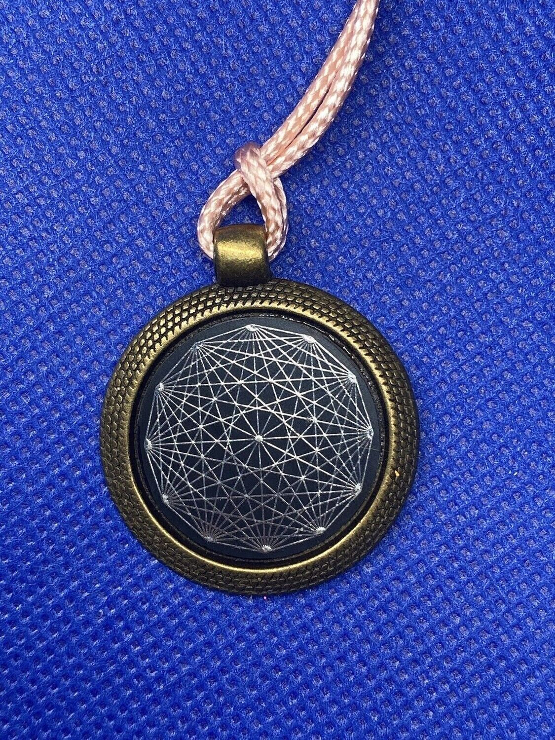 Amulett – bronzefarben, Dodecagram 12 – er Stern, Disc in schwarz 25 mm, zinnlegiert, kupferunterlegt – Produktansicht 1