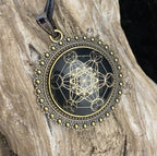 Amulett – bronzefarben, Metatron, Disc in schwarz (hinter Glas) 25 mm, goldlegiert, kupferunterlegt – Produktansicht 1