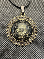 Amulett – bronzefarben, Metatron, Disc in schwarz (hinter Glas) 25 mm, goldlegiert, kupferunterlegt – Produktansicht 1