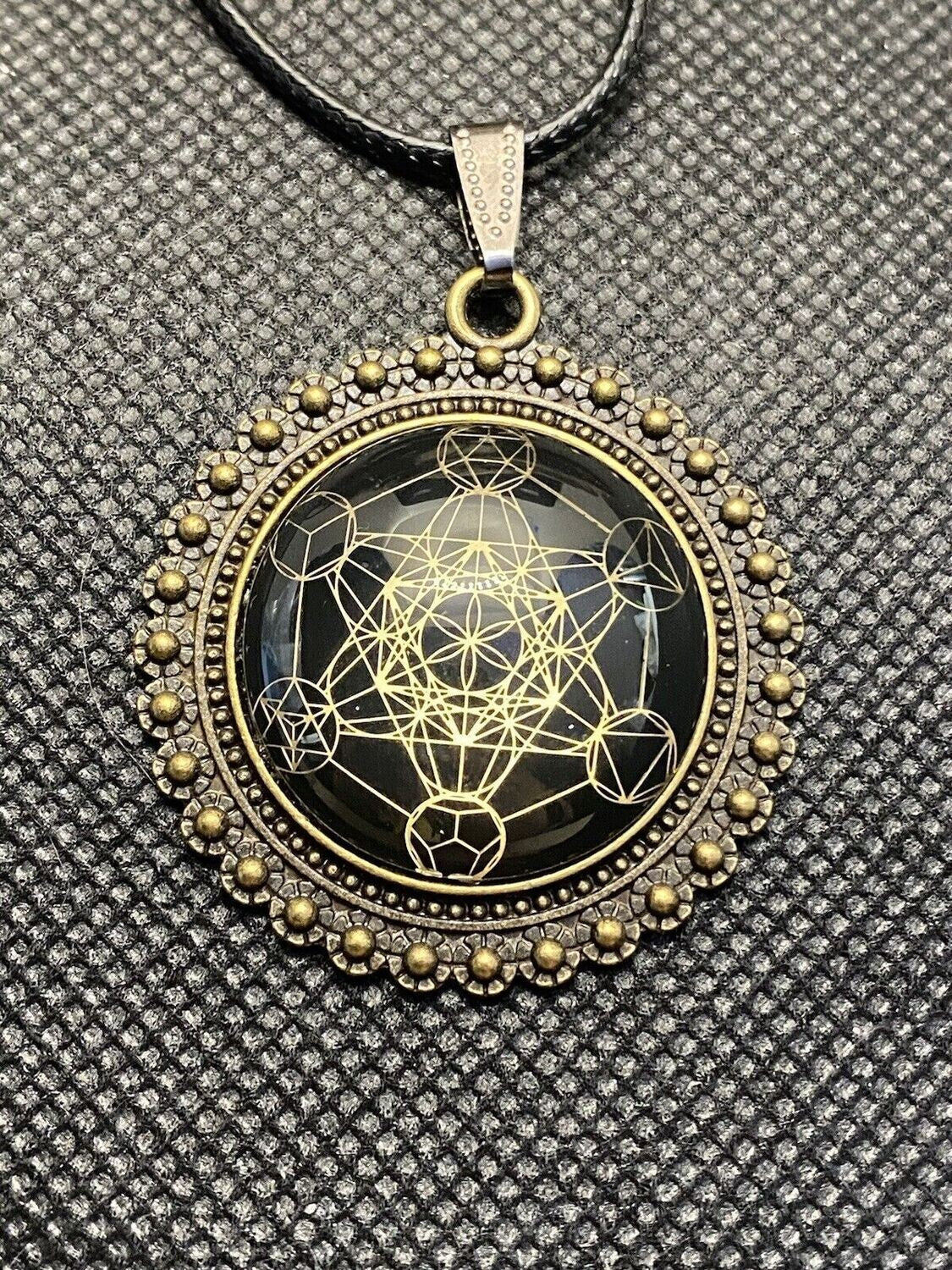 Amulett – bronzefarben, Metatron, Disc in schwarz (hinter Glas) 25 mm, goldlegiert, kupferunterlegt – Produktansicht 1