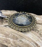 Amulett – bronzefarben, Metatron, Disc in schwarz (hinter Glas) 25 mm, goldlegiert, kupferunterlegt – Produktansicht 1
