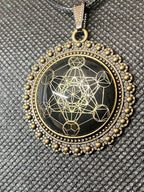 Amulett – bronzefarben, Metatron, Disc in schwarz (hinter Glas) 25 mm, goldlegiert, kupferunterlegt – Produktansicht 1
