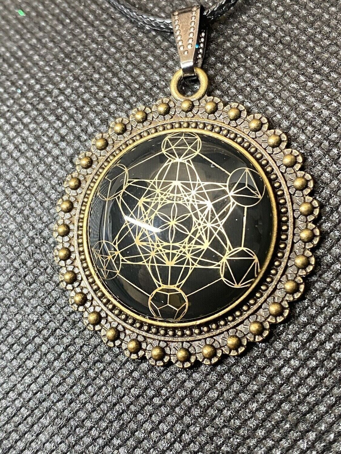 Amulett – bronzefarben, Metatron, Disc in schwarz (hinter Glas) 25 mm, goldlegiert, kupferunterlegt – Produktansicht 1