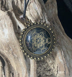 Amulett – bronzefarben, Metatron, Disc in schwarz (hinter Glas) 25 mm, goldlegiert, kupferunterlegt – Produktansicht 1
