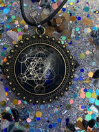Amulett – bronzefarben, Metatron, Disc in schwarz (hinter Glas) 25 mm, goldlegiert, kupferunterlegt – Produktansicht 1