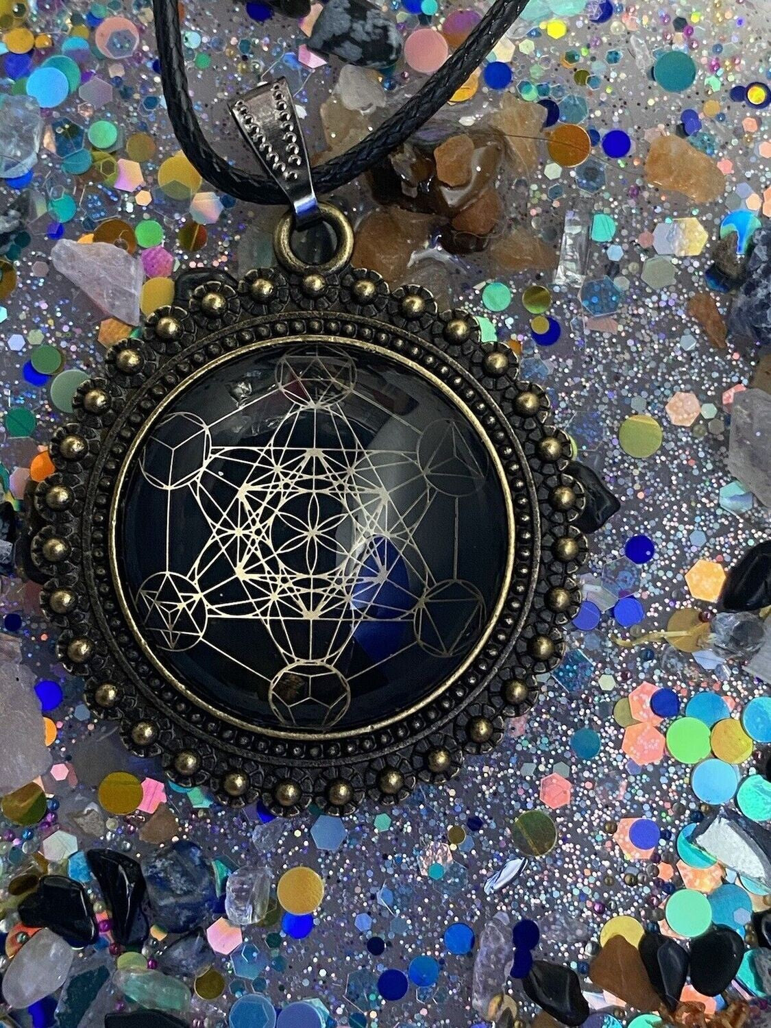 Amulett – bronzefarben, Metatron, Disc in schwarz (hinter Glas) 25 mm, goldlegiert, kupferunterlegt – Produktansicht 1