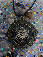 Amulett – bronzefarben, Metatron, Disc in schwarz (hinter Glas) 25 mm, goldlegiert, kupferunterlegt – Produktansicht 1