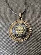 Amulett – bronzefarben, Metatron, Disc in schwarz (hinter Glas) 25 mm, goldlegiert, kupferunterlegt – Produktansicht 1