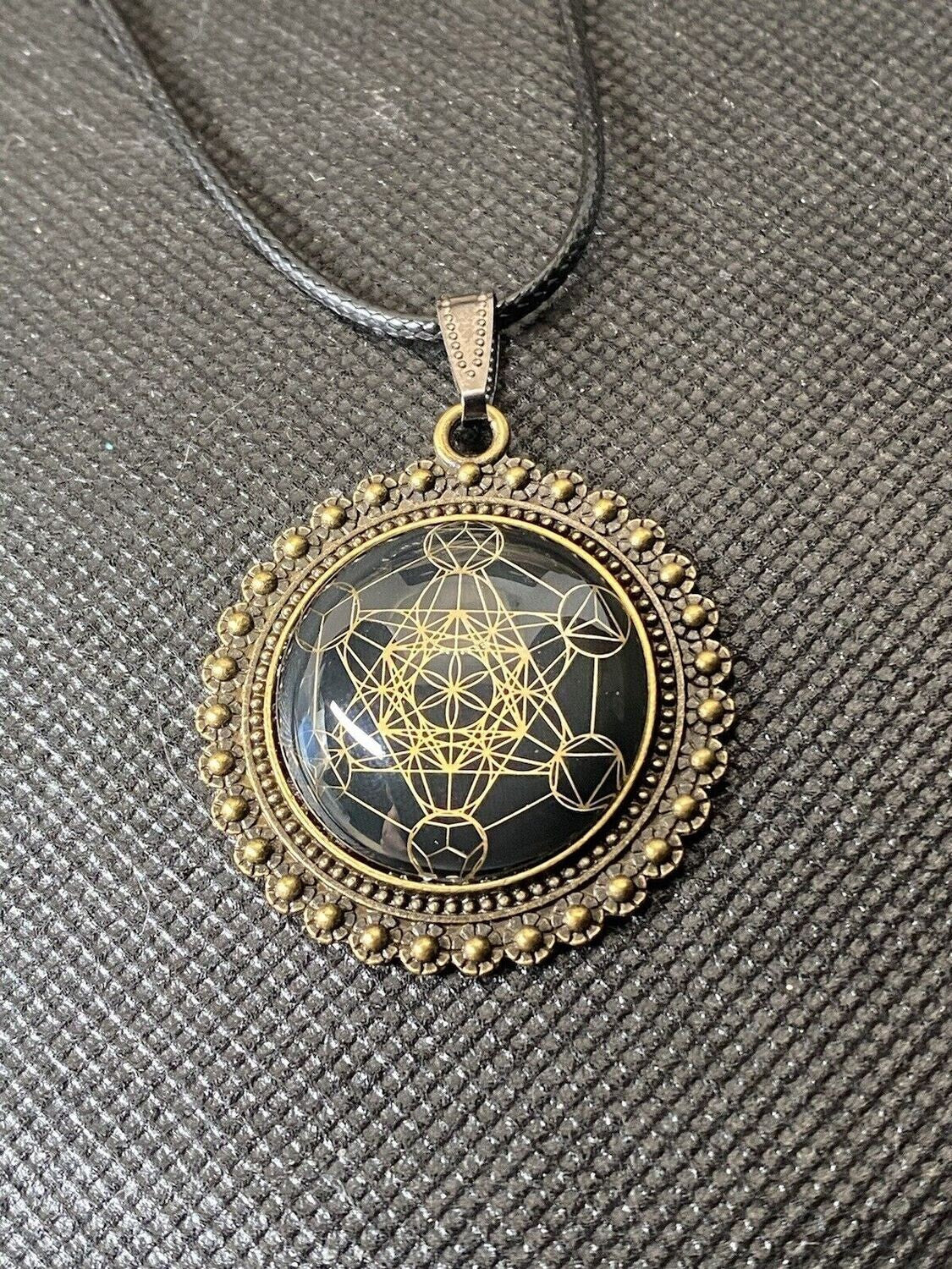 Amulett – bronzefarben, Metatron, Disc in schwarz (hinter Glas) 25 mm, goldlegiert, kupferunterlegt – Produktansicht 1