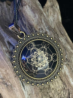 Amulett – bronzefarben, Metatron, Disc in schwarz (hinter Glas) 25 mm, goldlegiert, kupferunterlegt – Produktansicht 1