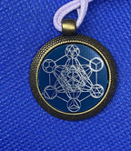Amulett – bronzefarben, Metatron, Disc in blau 25 mm, zinnlegiert, kupferunterlegt – Produktansicht 1