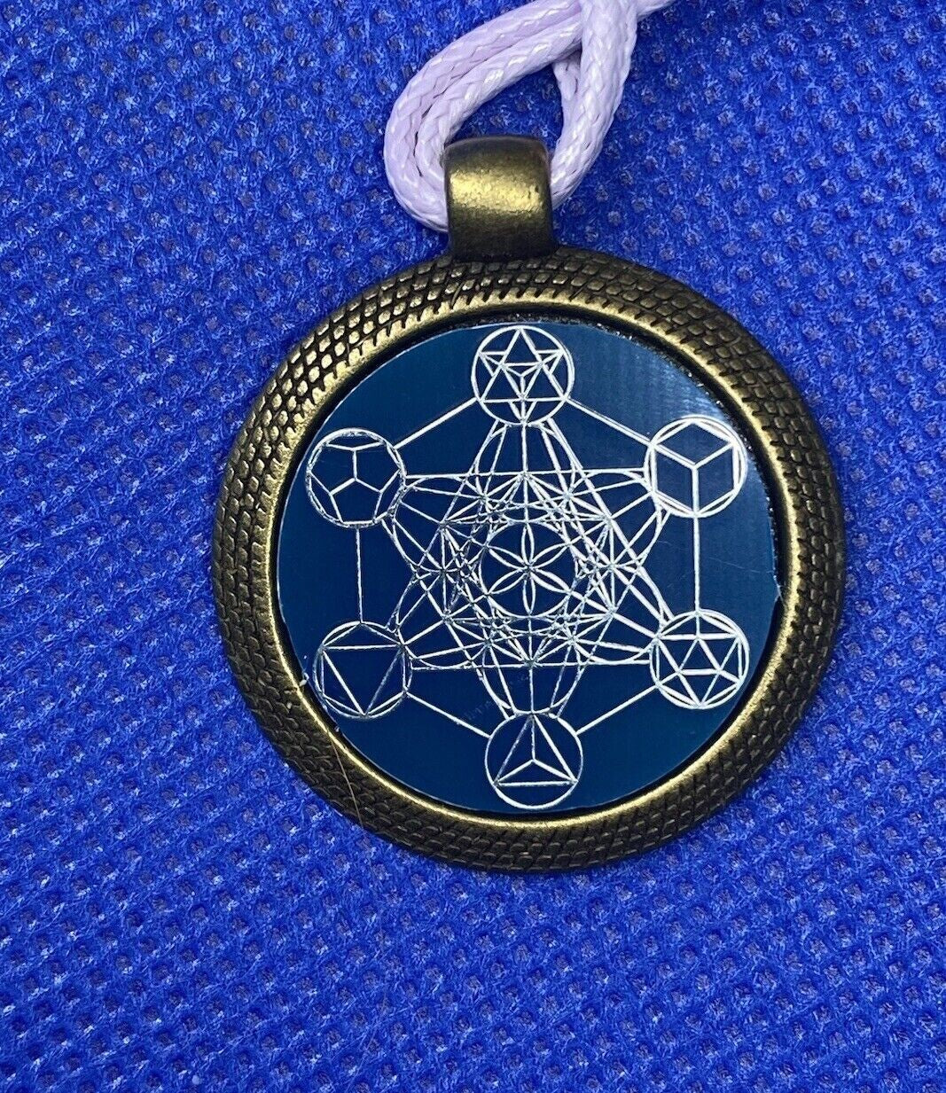 Amulett – bronzefarben, Metatron, Disc in blau 25 mm, zinnlegiert, kupferunterlegt – Produktansicht 1