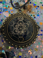 Amulett – bronzefarben, Metatron, Disc in schwarz (hinter Glas) 25 mm, goldlegiert, kupferunterlegt – Produktansicht 1