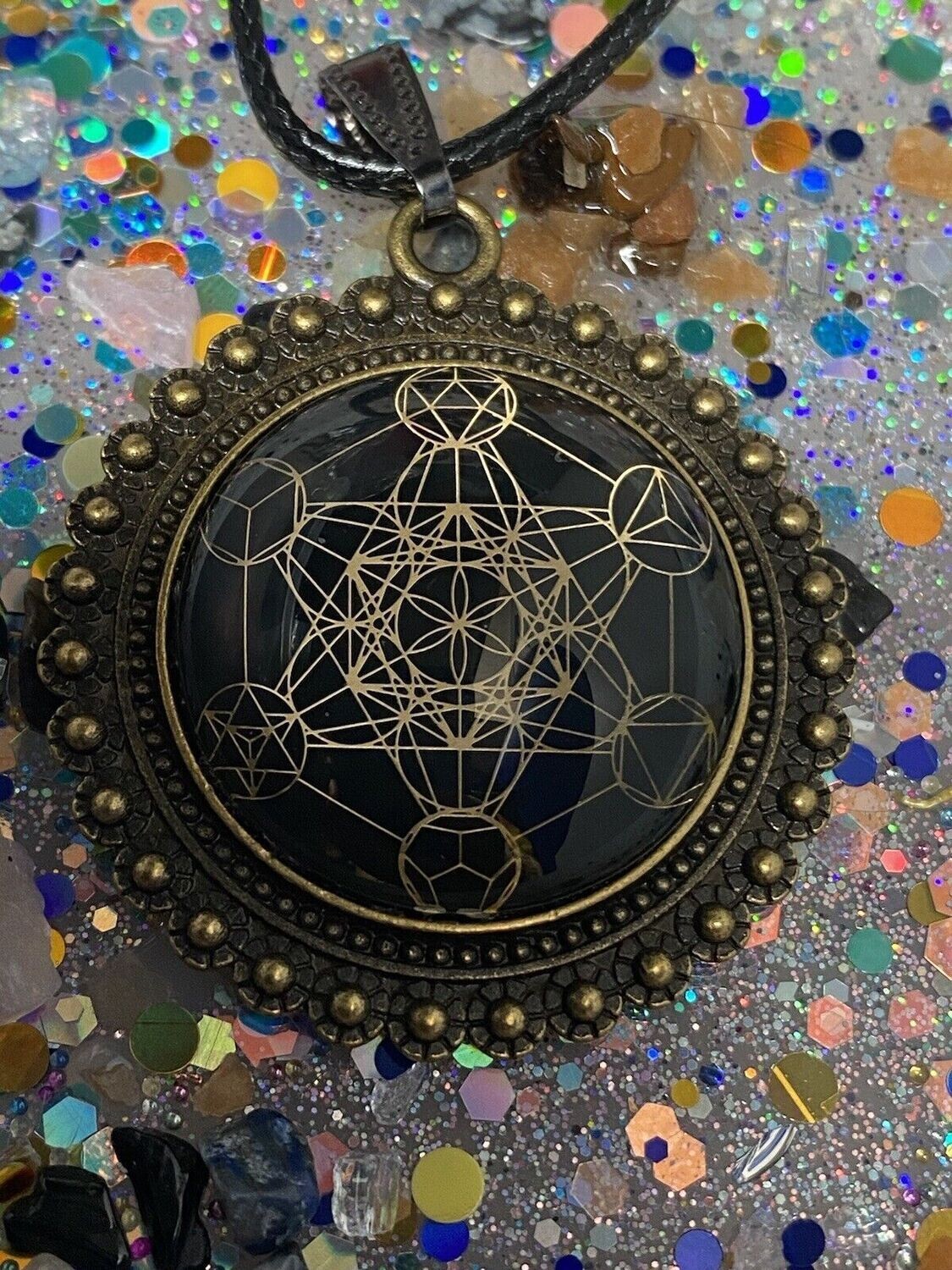 Amulett – bronzefarben, Metatron, Disc in schwarz (hinter Glas) 25 mm, goldlegiert, kupferunterlegt – Produktansicht 1