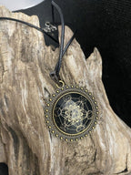 Amulett – bronzefarben, Metatron, Disc in schwarz (hinter Glas) 25 mm, goldlegiert, kupferunterlegt – Produktansicht 1
