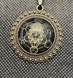 Amulett – bronzefarben, Metatron, Disc in schwarz (hinter Glas) 25 mm, goldlegiert, kupferunterlegt – Produktansicht 1