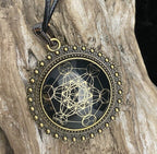 Amulett – bronzefarben, Metatron, Disc in schwarz (hinter Glas) 25 mm, goldlegiert, kupferunterlegt – Produktansicht 1