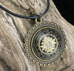 Amulett – Sri Yantra als nachtschwarzer 25 mm – Sri Yantra – 25 mm / goldlegiert / Fassung bronzefarben – Produktansicht 1