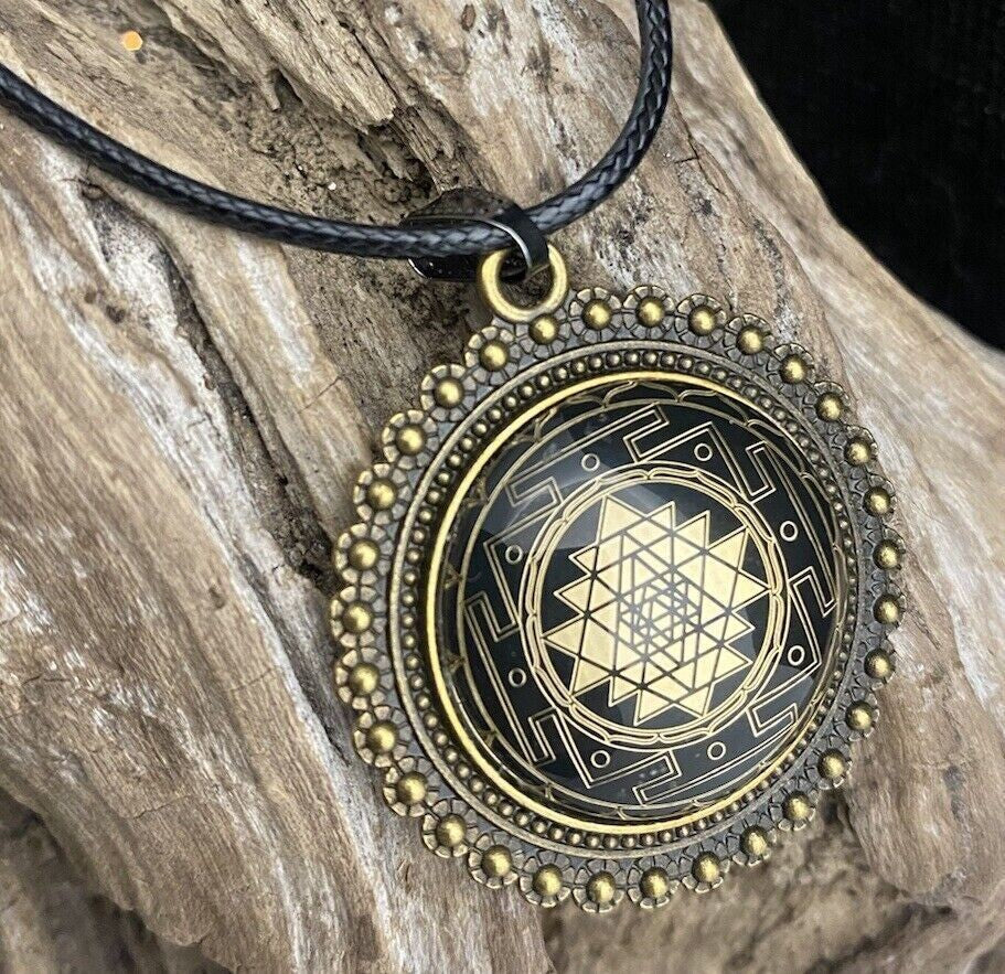 Amulett – Sri Yantra als nachtschwarzer 25 mm – Sri Yantra – 25 mm / goldlegiert / Fassung bronzefarben – Produktansicht 1