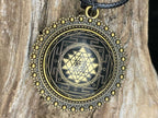 Amulett – Sri Yantra als nachtschwarzer 25 mm – Sri Yantra – 25 mm / goldlegiert / Fassung bronzefarben – Produktansicht 1
