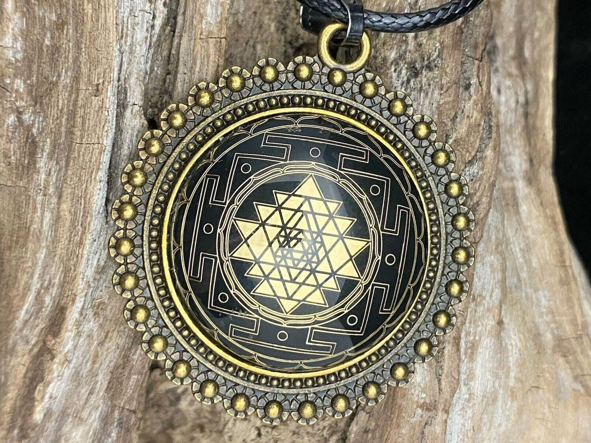 Amulett – Sri Yantra als nachtschwarzer 25 mm – Sri Yantra – 25 mm / goldlegiert / Fassung bronzefarben – Produktansicht 1