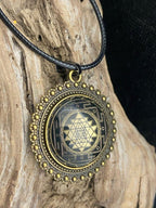 Amulett – Sri Yantra als nachtschwarzer 25 mm – Sri Yantra – 25 mm / goldlegiert / Fassung bronzefarben – Produktansicht 1