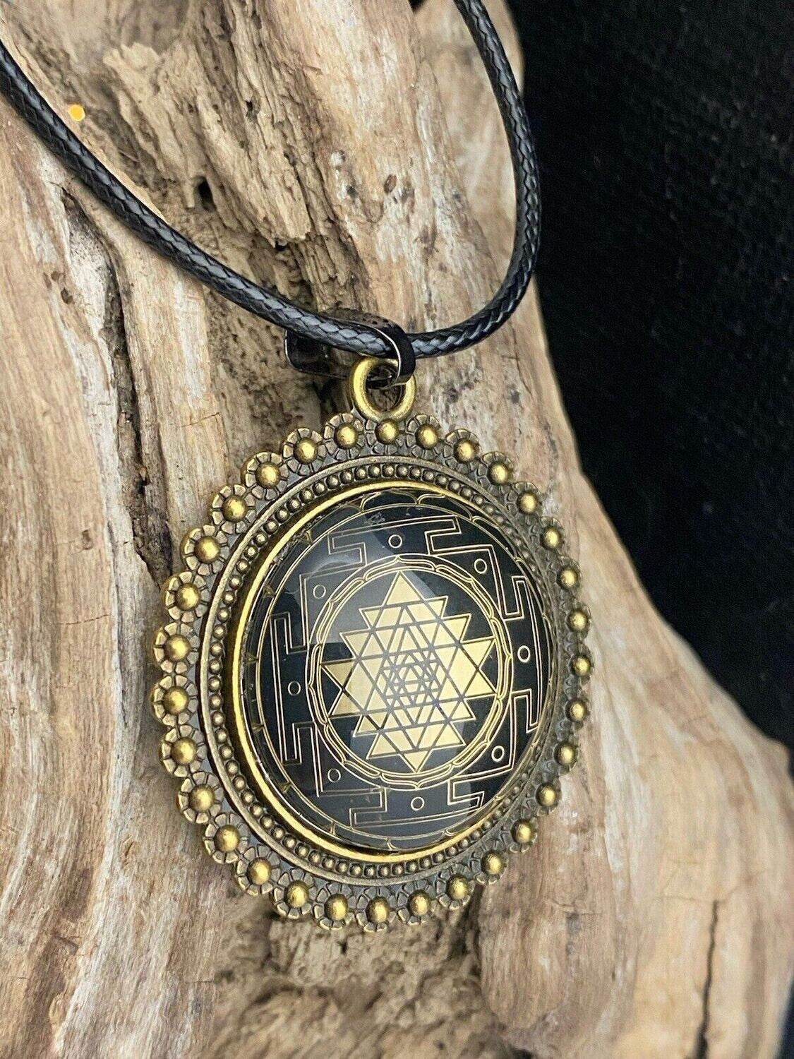 Amulett – Sri Yantra als nachtschwarzer 25 mm – Sri Yantra – 25 mm / goldlegiert / Fassung bronzefarben – Produktansicht 1