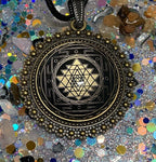 Amulett – Sri Yantra als nachtschwarzer 25 mm – Sri Yantra – 25 mm / goldlegiert / Fassung bronzefarben – Produktansicht 1