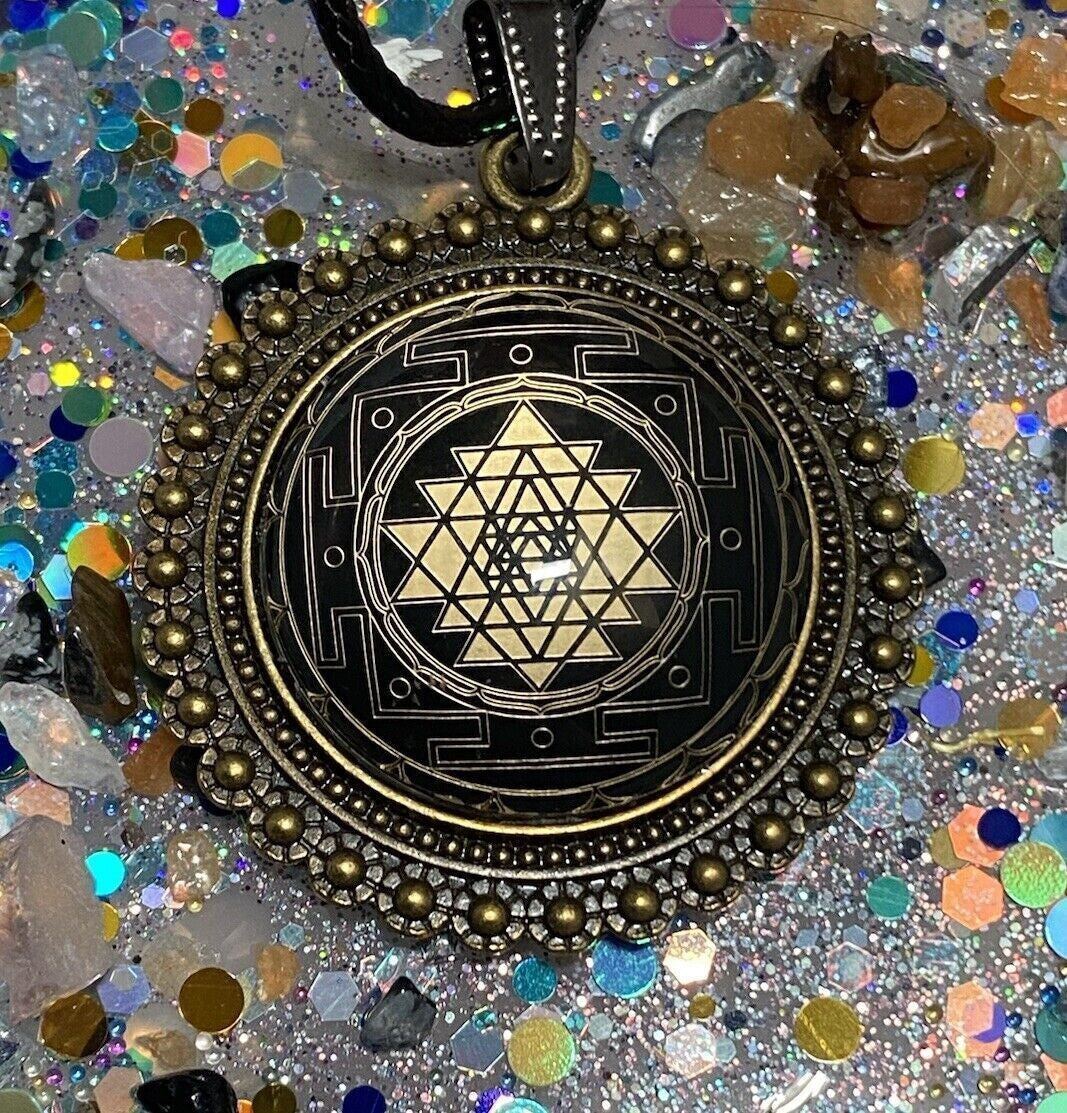 Amulett – Sri Yantra als nachtschwarzer 25 mm – Sri Yantra – 25 mm / goldlegiert / Fassung bronzefarben – Produktansicht 1