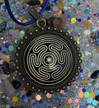 Amulett – bronzefarben, Hekathe Wheel, Disc (hinter Glas) in schwarz 25 mm, goldlegiert, kupferunterlegt – Produktansicht 1