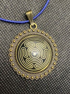 Amulett – bronzefarben, Hekathe Wheel, Disc (hinter Glas) in schwarz 25 mm, goldlegiert, kupferunterlegt – Produktansicht 1