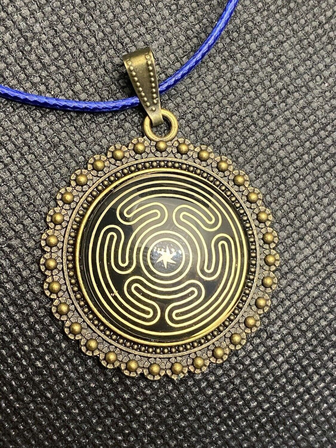 Amulett – bronzefarben, Hekathe Wheel, Disc (hinter Glas) in schwarz 25 mm, goldlegiert, kupferunterlegt – Produktansicht 1