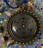 Amulett – bronzefarben, Hekathe Wheel, Disc (hinter Glas) in schwarz 25 mm, goldlegiert, kupferunterlegt – Produktansicht 1