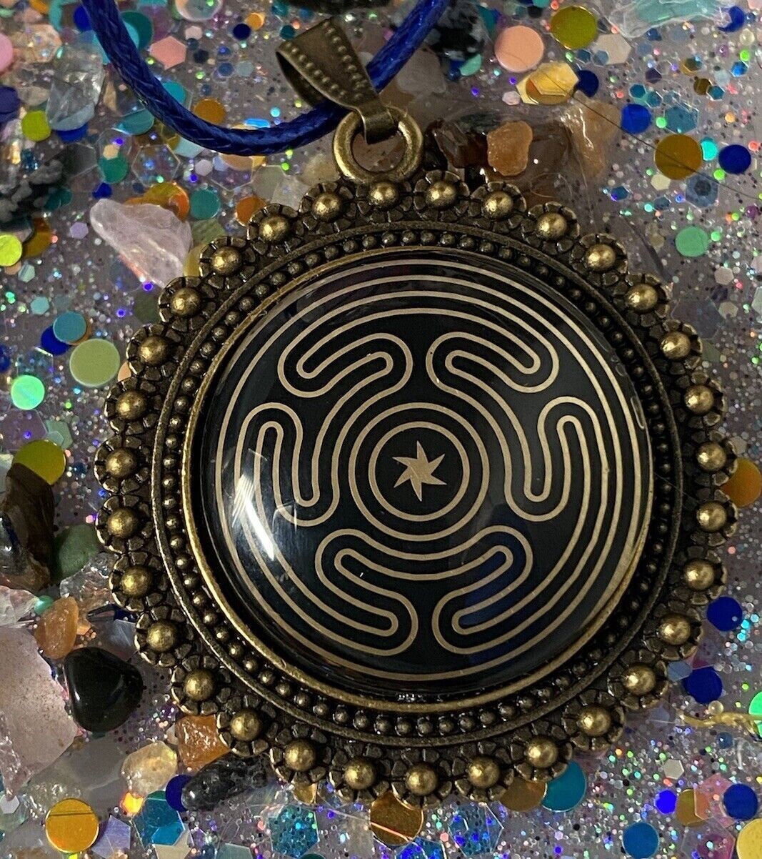 Amulett – bronzefarben, Hekathe Wheel, Disc (hinter Glas) in schwarz 25 mm, goldlegiert, kupferunterlegt – Produktansicht 1